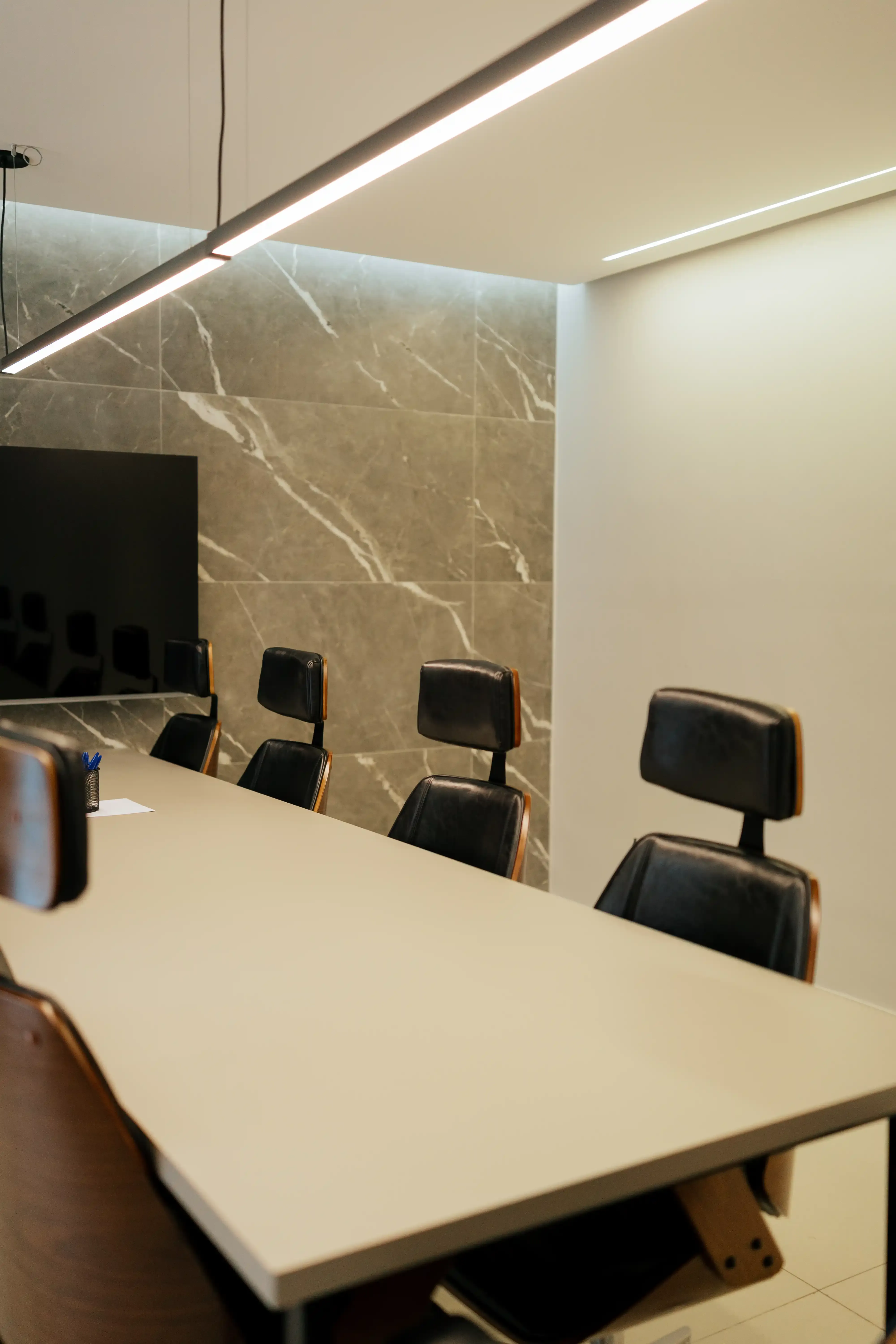 Outro ângulo da sala de reunião do escritório